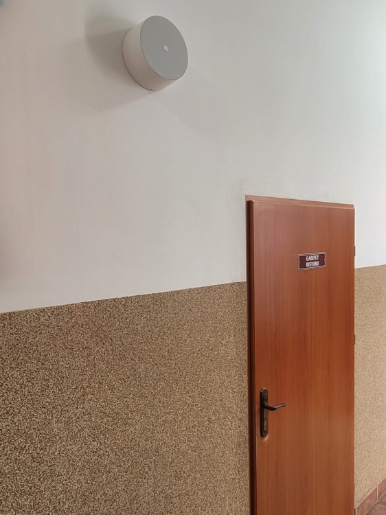 Głośnik AUDAC NELO706 - montaż na korytarzu szkolnym