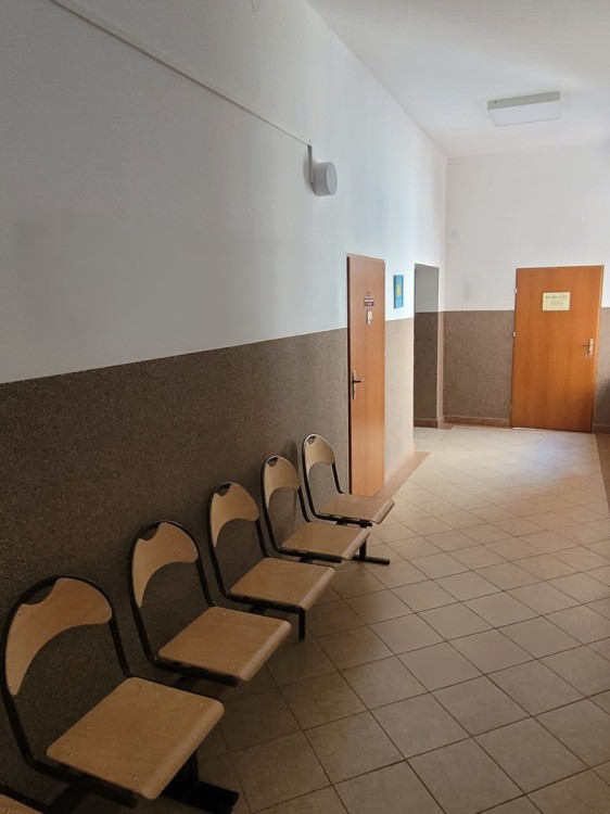 Dzwonek bezstresowy AUDAC na korytarzu w szkole