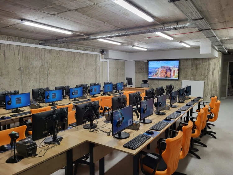 Informatyczna pracownia terminalowa na 18 stanowisk
